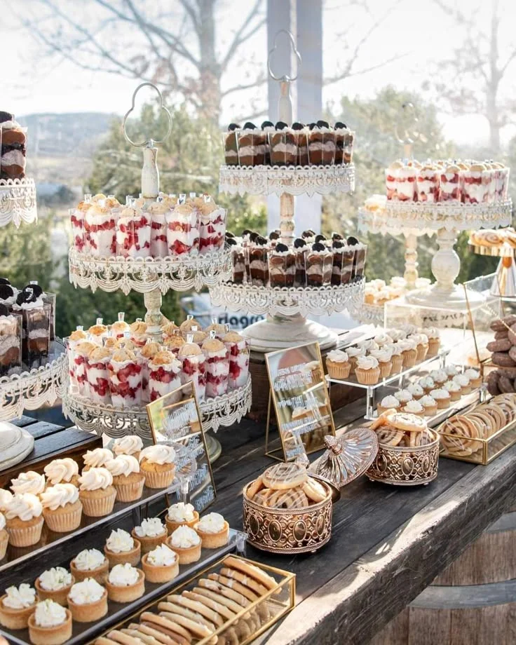 Mesa de postres montada desde casa para un evento