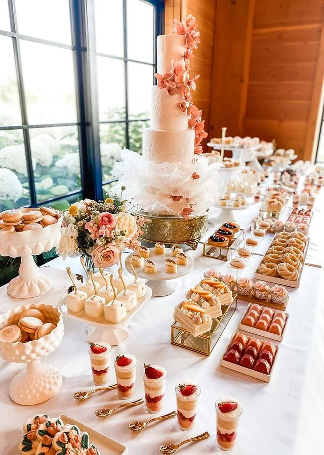 Mesa de postres atractiva con variedad de dulces y decoración elegante