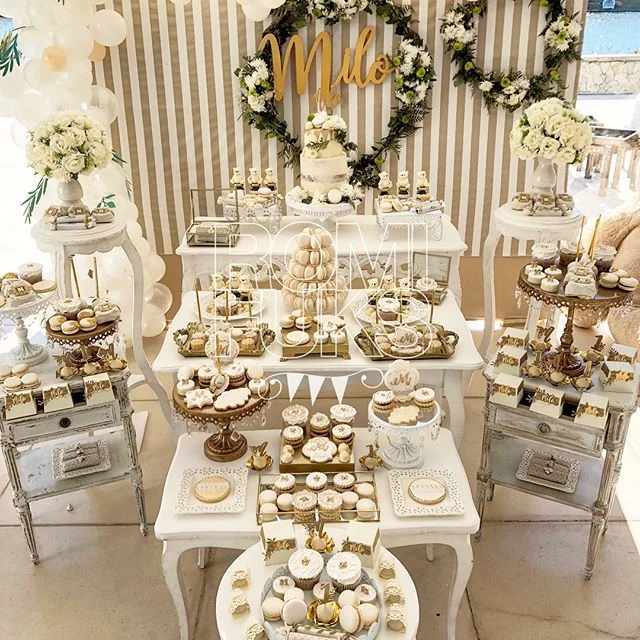Propuesta visual de mesa de postres bien organizada
